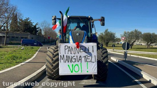 Viterbo - Trattori bloccano la Cassia nord