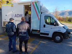 Rieti - Finanza - Controlli al carburante nel laboratorio mobile