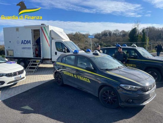 Rieti - Finanza - Controlli al carburante nel laboratorio mobile