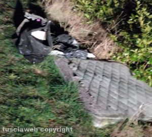 Viterbo - Rifiuti abbandonati in strada Sambuchete