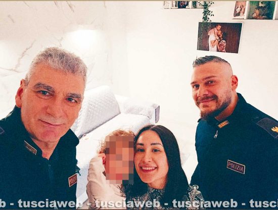 Viterbo - I poliziotti Andrea e Angelo aiutano la piccola ad aprire la porta blindata e a evitare il peggio
