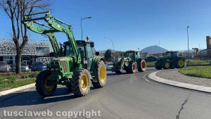 Viterbo - Trattori bloccano la Cassia nord