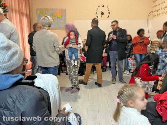 Viterbo - Prefettura - La consegna dei doni ai bambini dei centri di accoglienza