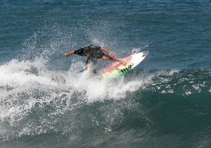 Un surfista (foto di repertorio)