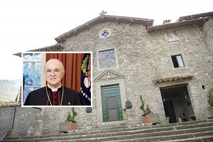 L'eremo di Sant'Antonio e nel riquadro monsignor Carlo Maria Viganò
