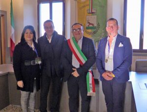 Cellere - Il sindaco Edoardo Giustiniani riceve la visita del produttore del lungometraggio Virgil Asoltanbei