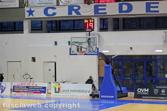 Sport - Pallacanestro - Uno dei nuovi canestri al PalaMalè