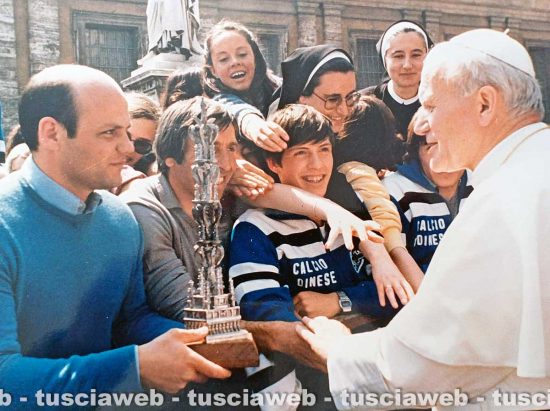 Luigi Zucchi dona il Volo D'Angeli al Papa nel 1981