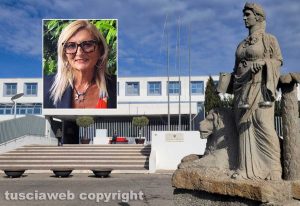 Il tribunale - Nel riquadro Caterina Boccolini, presidente dell'ordine degli avocati