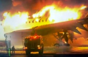 L'aereo in fiamme all'aeroporto di Tokyo