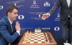 Samarcanda - Lo scacchista polacco Duda si rifiuta di stringere la mano al russo Khismatullin
