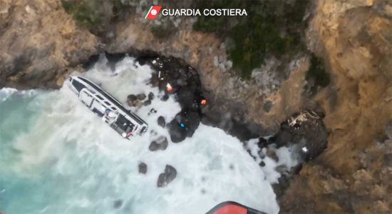 Grosseto - Barca contro gli scogli a Porto Ercole