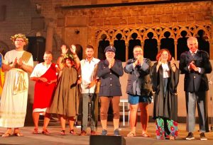“Ridatemi i sarcofagi di mamma e papà” in scena