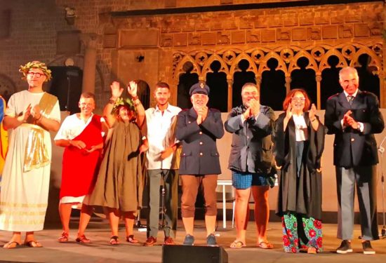 “Ridatemi i sarcofagi di mamma e papà” in scena