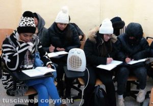 Viterbo - Gli studenti del Cpia in classe durante una lezione