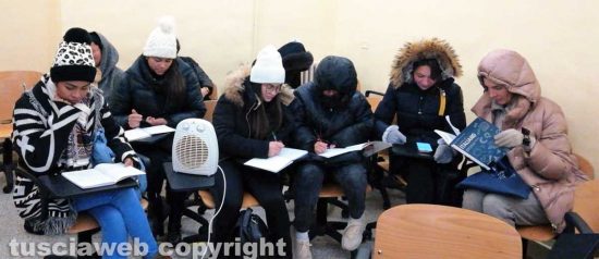 Viterbo - Gli studenti del Cpia in classe durante una lezione