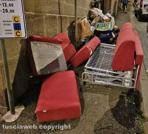 Viterbo - Ingombranti abbandonati in via dei Magliatori