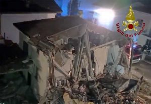 La palazzina crollata a Rovereto sul Secchia