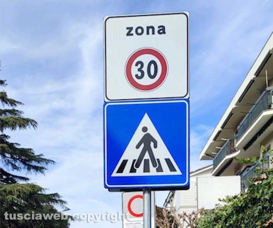 Viterbo - Il cartello col limite di 30 chilometri