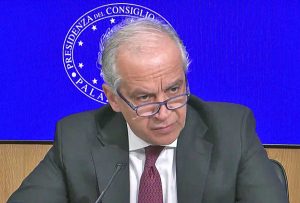 Il ministro Piantedosi in conferenza stampa