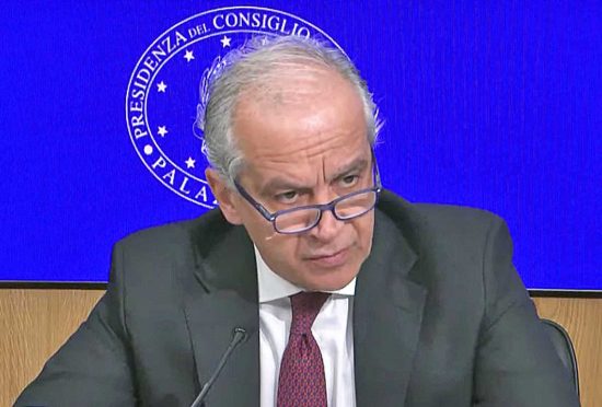 Il ministro Piantedosi in conferenza stampa