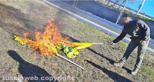 Viterbo - Protesta degli agricoltori, bruciate le bandiere di Coldiretti