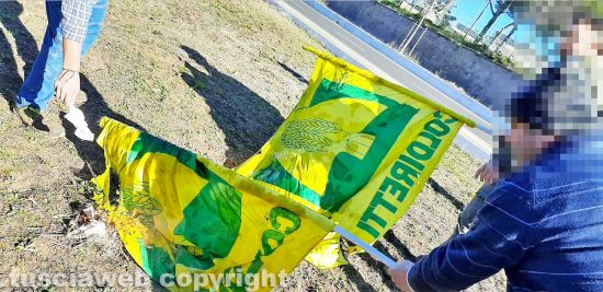 Viterbo - Protesta degli agricoltori, bruciate le bandiere di Coldiretti