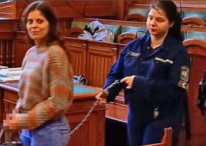 Ilaria Salis entra in aula incatenata
