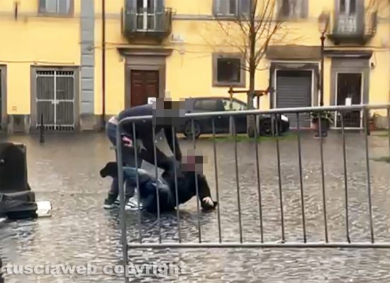 Viterbo - Spintoni e schiaffi in piazza San Faustino