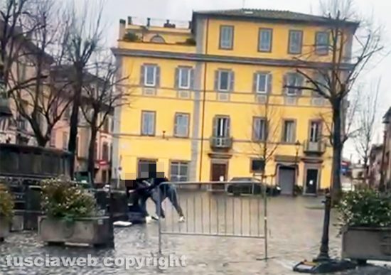 Viterbo - Spintoni e schiaffi in piazza San Faustino