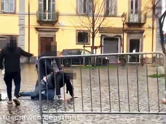 Viterbo - Spintoni e schiaffi in piazza San Faustino