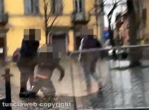 Viterbo - Spintoni e schiaffi in piazza San Faustino