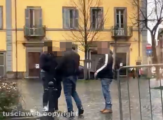 Viterbo - Spintoni e schiaffi in piazza San Faustino