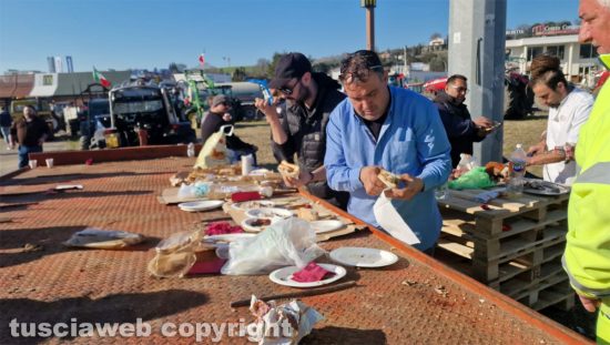 Orte - Agricoltori al casello autostradale 
