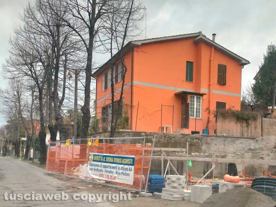 Viterbo - Tutto transennato in via della Gfrotticcella da oltre un anno