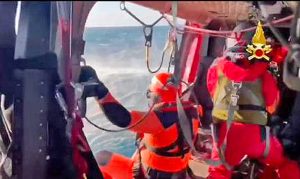 Montalto di Castro - Mare forza 7 e raffiche di vento, salvati a bordo di una barca a 7 miglia dalla costa