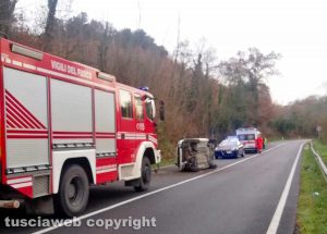 Civita Castellana - Auto sbanda e cappotta, due feriti