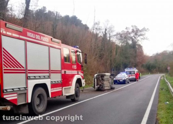 Civita Castellana - Auto sbanda e cappotta, due feriti