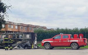 Tuscania - Cassonetto in fiamme - Intervento dei vigili del fuoco