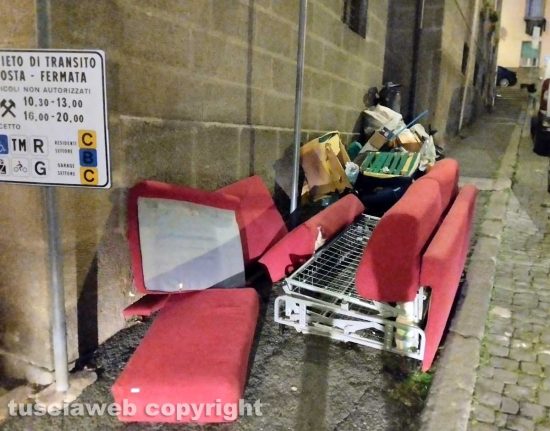 Viterbo - Rifiuti ingombrati in via dei Magliatori