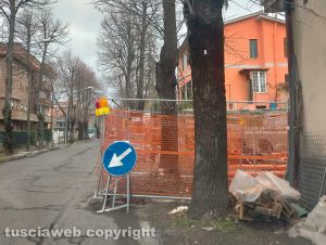 Viterbo - Tutto transennato in via della Gfrotticcella da oltre un anno