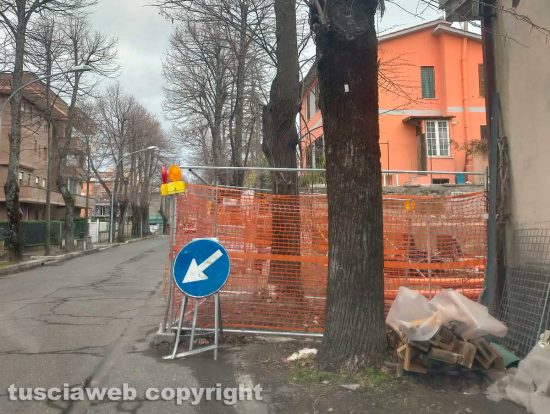 Viterbo - Tutto transennato in via della Gfrotticcella da oltre un anno