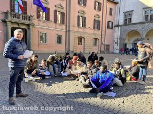 Viterbo - La manifestazione di studenti e docenti del Cpia in piazza del Plebiscito