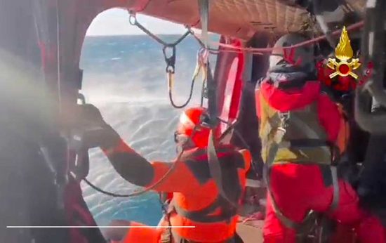 Montalto di Castro - Mare forza 7 e raffiche di vento, salvati a bordo di una barca a 7 miglia dalla costa