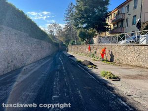 Viterbo - I lavori di asfaltatura in via del Pilastro
