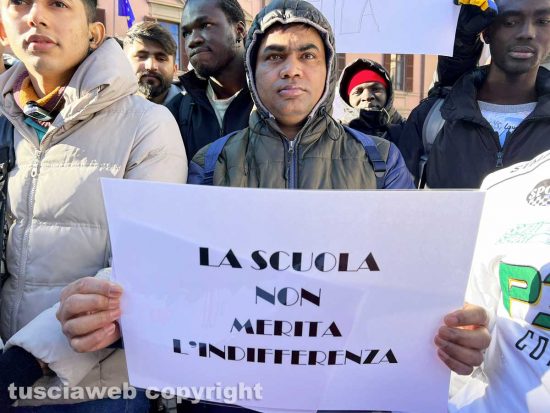 Viterbo - La manifestazione di studenti e docenti del Cpia in piazza del Plebiscito