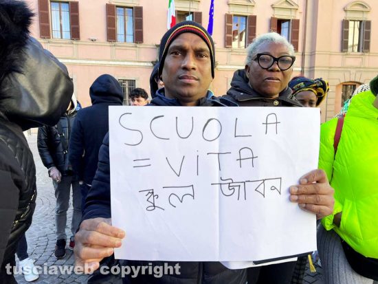 Viterbo - La manifestazione di studenti e docenti del Cpia in piazza del Plebiscito