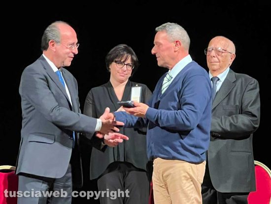 Viterbo - Teatro dell'Unione - Commemorazione della Giornata della memoria - La consegna della medaglia d’onore ad Angelo Eusepi, a ritirarla il figlio Giovanni Battista