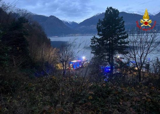 Auto finisce nel Lago di Como