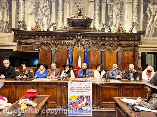 Viterbo - Conferenza stampa della calza della Befana più lunga del mondo